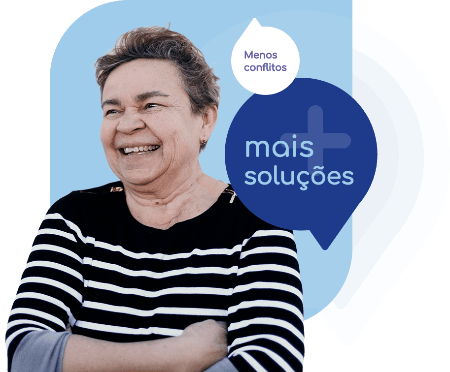 Mulher sorrindo representando satisfação com os serviços